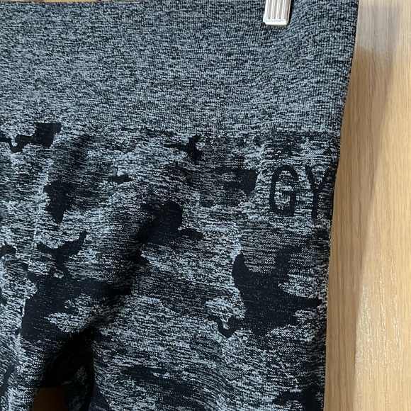 Gymshark Black Camo Seamless Leggings Size Large - Picture 4 of 7